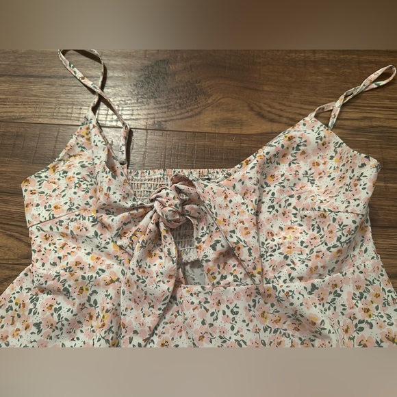 Flirty Floral Top - Picture 2 of 4